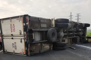 Lật xe tải trên cao tốc Đà Nẵng – Quảng Ngãi, giao thông ùn tắc nhiều giờ