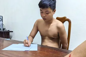 Thanh niên đập xe máy người khác, dùng xà beng tấn công công an