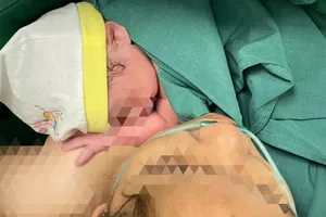 Đỡ đẻ cho thiếu nữ 15 tuổi