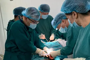 Dùng kíp nổ bắt cá, thanh niên bị đứt 2 bàn tay, dập phổi