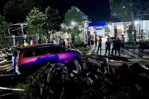 Lật xe chở keo, nhiều người bị thương