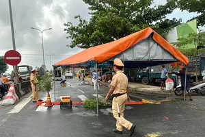 Xe máy va chạm với xe đầu kéo làm 2 người thương vong