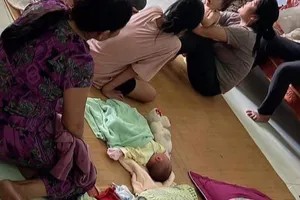 Bé gái sơ sinh bị bỏ rơi trong túi giấy