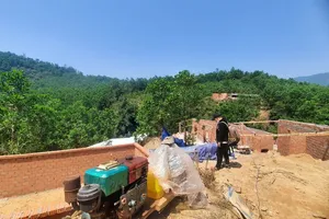 Công trình trái phép mọc lên như 'nấm' chờ đền bù