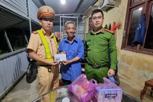 1 người đàn ông bị nhà xe bỏ rơi giữa đường vì không có tiền