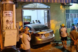 Ô tô 4 chỗ mất lái tông thẳng vào nhà dân