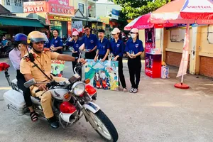 CSGT dùng xe đặc chủng chở thí sinh về nhà lấy giấy tờ