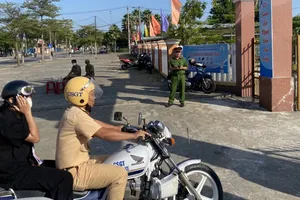 CSGT đến tận nhà đón thí sinh ngủ quên đi thi