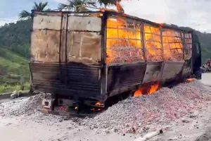 Xe chở 15,5 tấn than cháy ngùn ngụt trên đường Hồ Chí Minh
