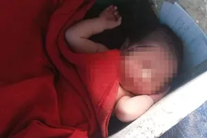 Bé gái sơ sinh 1 ngày tuổi bị bỏ rơi trong thùng xốp