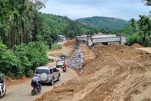 Làm rõ nghi vấn nhà thầu múc 'đất lậu' đổ vào dự án cầu 73 tỉ ở Quảng Nam