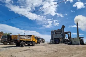 Chưa hoàn chỉnh thủ tục, trạm trộn bê tông khủng vẫn hoạt động rầm rộ 