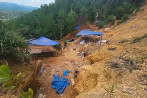 'Đại công trường' khai thác vàng trái phép ở Bồng Miêu