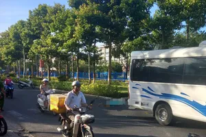 Người đàn ông mặc đồ bệnh nhân 2 lần lao vào xe khách 