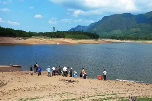 Thuyền bị lật giữa hồ Phú Lộc, 1 thanh niên mất tích