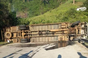 Xe tải lật trên đường Hồ Chí Minh làm 3 người thương vong