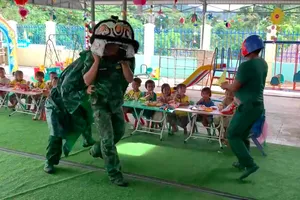 Độc lạ ‘đội lân bộ đội’ mang tiếng cười cho học sinh vùng biên giới