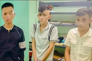 Bắt nhóm chuyên kề dao vào cổ người đi đường để cướp
