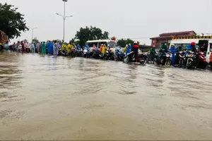 Hàng trăm công nhân ở Quảng Nam mắc kẹt vì đường ngập