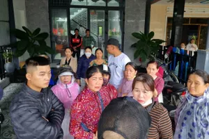 Cả xóm bàng hoàng trước hung tin 15 người thân và tàu chìm trên biển. Ảnh: THANH NHẬT.