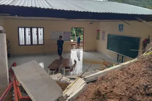 Sạt lở làm sập 1 phòng học ở huyện Nam Trà My, Quảng Nam. Ảnh: PT.