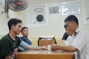 Tàu Hải quân 467 đang đưa 78 ngư dân về Quảng Nam