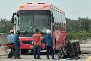 Xe khách vào đường cấm, va chạm với xe máy làm 1 người chết