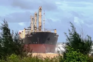 Tàu hàng bị sóng đánh trôi dạt vào bờ biển tỉnh Quảng Nam. Ảnh: TN 