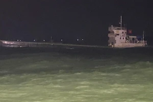 Tàu hàng chìm trên vùng biển tỉnh Quảng Nam. Ảnh: HA