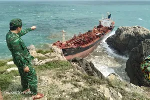 Tàu sắt nước ngoài trôi dạt vào đảo Cù Lao Chàm (TP Hội An, Quảng Nam). Ảnh: AM