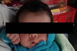 Bé trai 2 tháng tuổi bị bỏ rơi kèm lá thư xin lỗi của người mẹ. Ảnh: TN