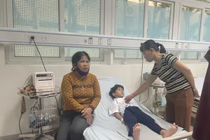 Hàng loạt học sinh nhập viện sau khi ăn thức ăn lạ, phòng GD&ĐT chỉ đạo khẩn