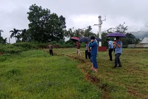 Vết nứt kéo dài gần 50m trên đồi đặt Trạm khí tượng Trà My. Ảnh: CTV