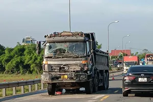 Hai xe tải xảy ra va chạm khiến kẹt xe kéo dài trên quốc lộ 1 qua Quảng Nam. Ảnh: TN