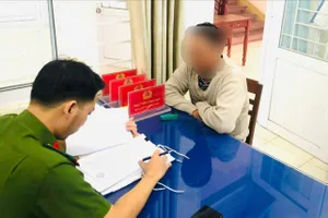 Công an làm việc với ông Phan Thượng Mỹ - người đánh nam học sinh lớp 9 nhập viện cấp cứu. Ảnh: Cờ đỏ Tư Nghĩa.