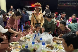 CSGT mua cơm phục vụ hàng chục hành khách trên xe. Ảnh: CA