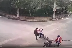 Phan Thượng Mỹ đánh học sinh lớp 9 nhập viện lãnh án 2 năm tù treo. Ảnh: Cắt từ clip