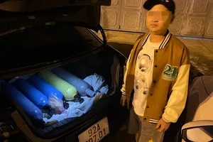 Chặn ô tô kiểm tra, cảnh sát phát hiện kho khí cười quy mô 'khủng'. Ảnh: CA