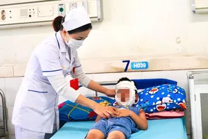 Tia lửa tiếp xúc làm bóng bay phát nổ, bé trai bị bỏng. Ảnh: TN