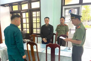 Công an thực hiện lệnh bắt bị can đối với bị can Tứ. Ảnh: CA