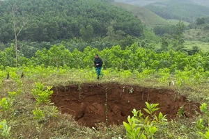 Sau tiếng nổ lớn phát ra từ lòng đất, một 'hố tử thần' sâu hơn 10m xuất hiện trên đất rẫy của người dân. Ảnh: TN
