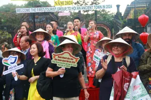 Hội An đón đoàn khách quốc tế đầu tiên đến xông đất. Ảnh: TN