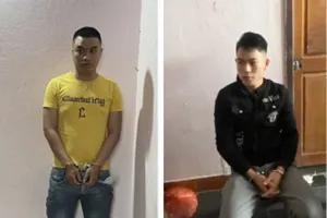 Vương (áo vàng) và Dưỡng (áo đen) vào quán karaoke bắt người, chở đi nơi khác đánh đập, lấy điện thoại. Ảnh: TN