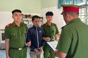 Sỹ bị bắt vì cầm dao doạ cha, chém chú gây thương tích. Ảnh: CA