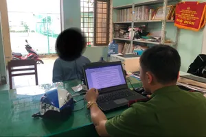 Thiếu niên 16 tuổi chặn xe người đi đường, cướp đúng 1 triệu đồng. Ảnh: CA