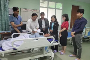 Nạn nhân trong vụ máy bay Su-22 rơi đang điều trị tại Bệnh viện đa khoa Vĩnh Đức. Ảnh: Hà Dung