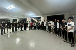 25 thanh niên ‘chơi ngông’, vô cớ xông vào quán đuổi đánh khách. Ảnh: CA