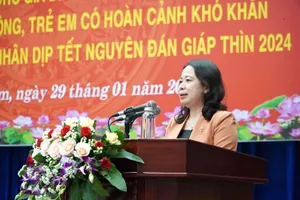 Phó Chủ tịch nước Võ Thị Ánh Xuân phát biểu tại buổi trao quà. Ảnh: THANH NHẬT