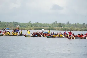 Hàng ngàn người dân đổ về hai bên bờ sông Trường Giang để theo dõi giải đua thuyền truyền thống xóm Đình. Ảnh: TN