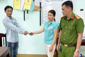 Bà Lũy bán vé số dạo đã nhặt được 50 triệu của anh Cường. Ảnh: CA